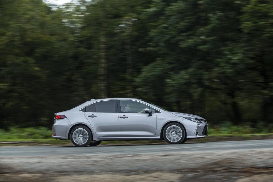  Toyota Corolla Hybrid Sedan 2019 года  (UK) (фото 28 из 29)